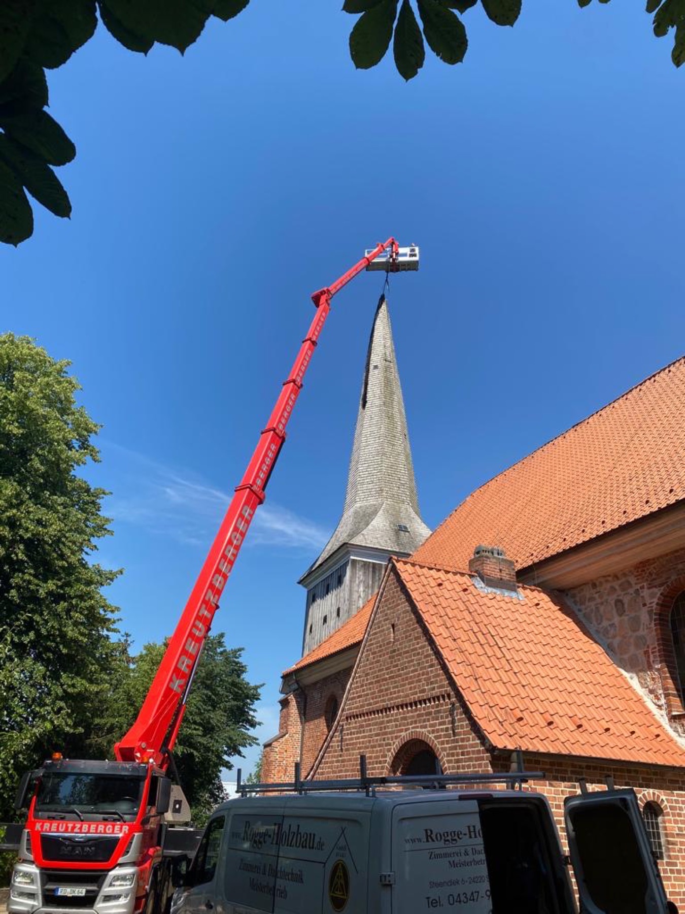 Kran bei Dacharbeiten an einem Kirchturm