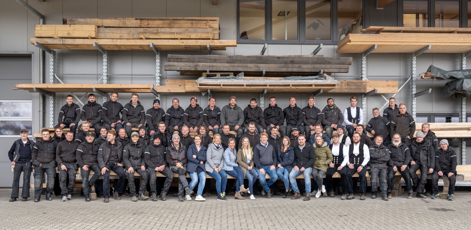 Das Team von Rogge Holzbau vor dem Holzlager