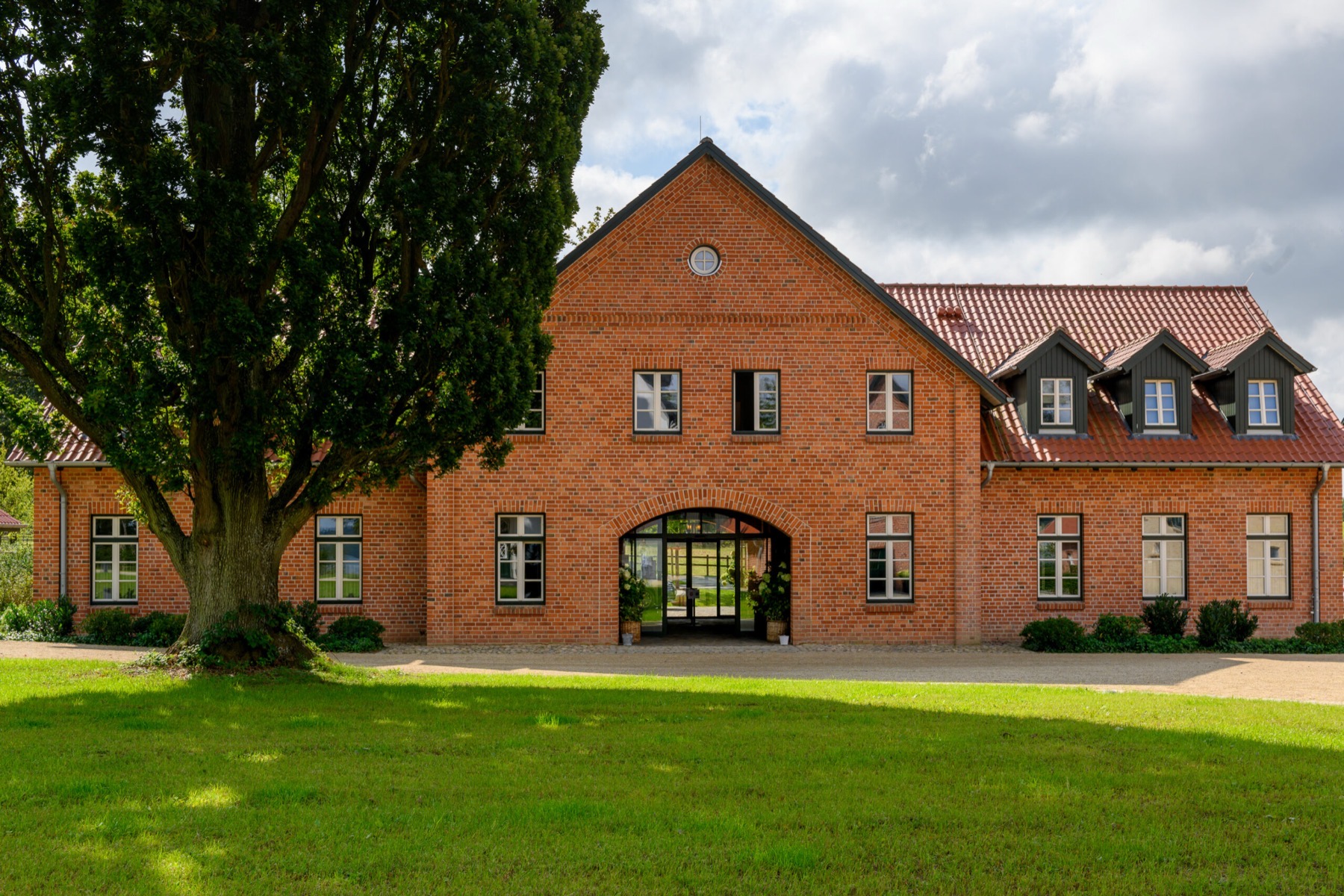 Saniertes Backstein-Gutshaus mit neuem Ziegeldach und Gauben