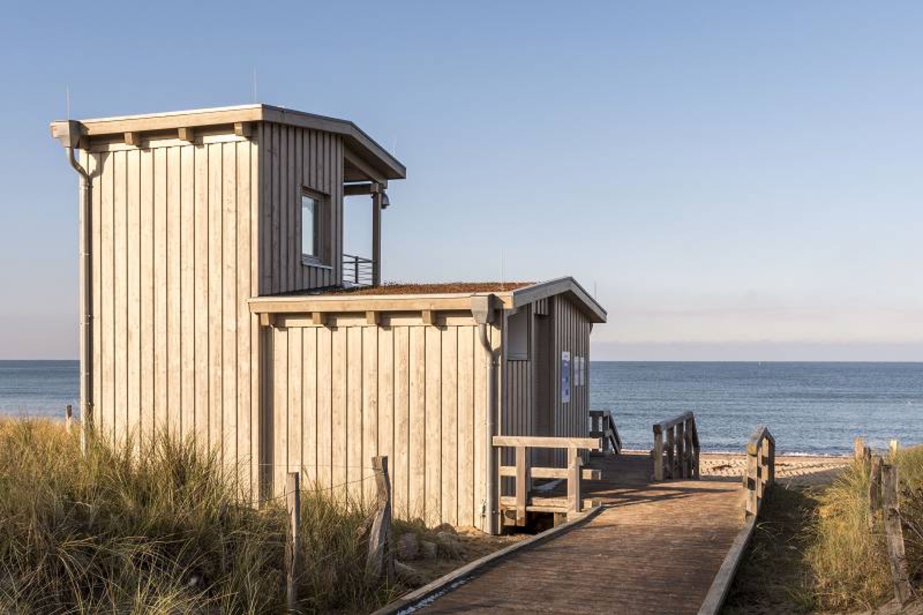Holzgebäude am Strand