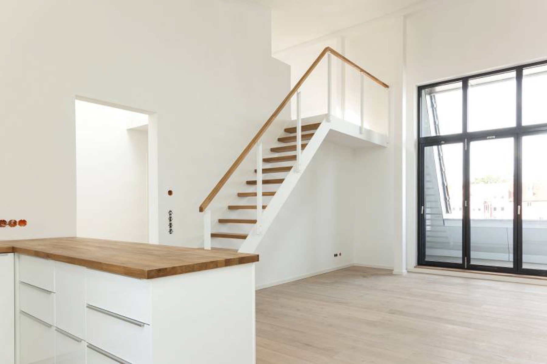 Modern ausgebaute Wohnung mit Holztreppe